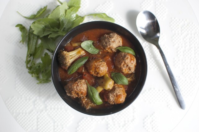 Köttbullar och broccoli i tomatsås