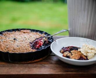 Blåbärspaj med knäckigt kardemummatäcke!