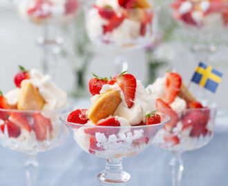 Jordgubbsdessert i glas med mascarponekräm, vispad grädde och maräng