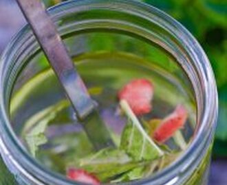 Te på jordgubbsblad