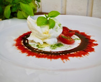 San Marzano, buffelmozzarella, reducerad balsamico och ramslökspulver