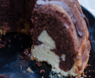 Mjuk chokladkaka med fyllning av cream cheese och kondenserad mjölk