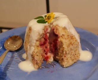 Mugcake with acid raspberry and lemon filling!