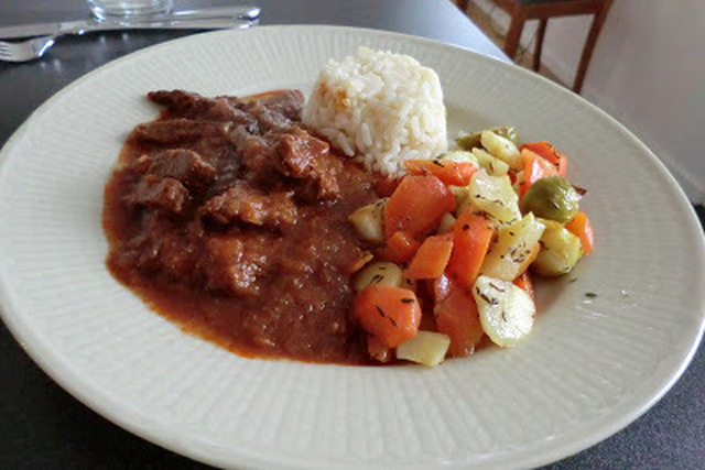 Gulasch och ugnsrostade grönsaker till söndagsmiddag