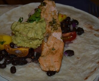 Tortilla med lax, mango och bönsallad!