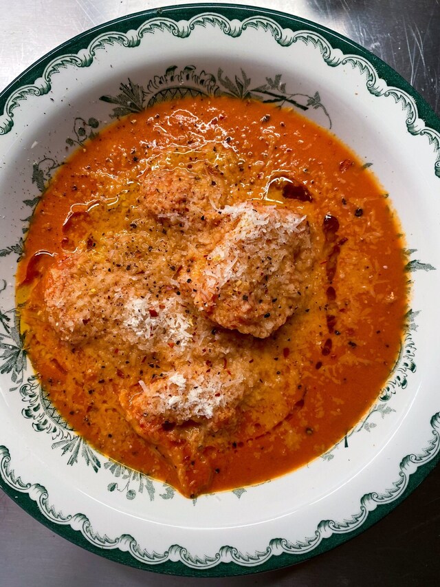 Tomatsoppa med tortellini och parmesan (ett recept för dig som inte har en stavmixer)