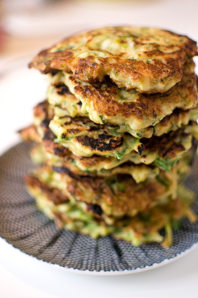 Vegetariska broccolifritters med zucchini