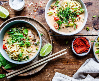 Laksa med fisk - snabblagad japansk nudelsoppa med kokosmjölk.