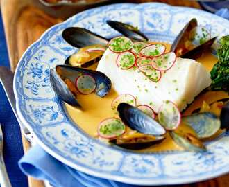 Torskrygg med musselsås, sparrisbroccoli och saltrostad potatis