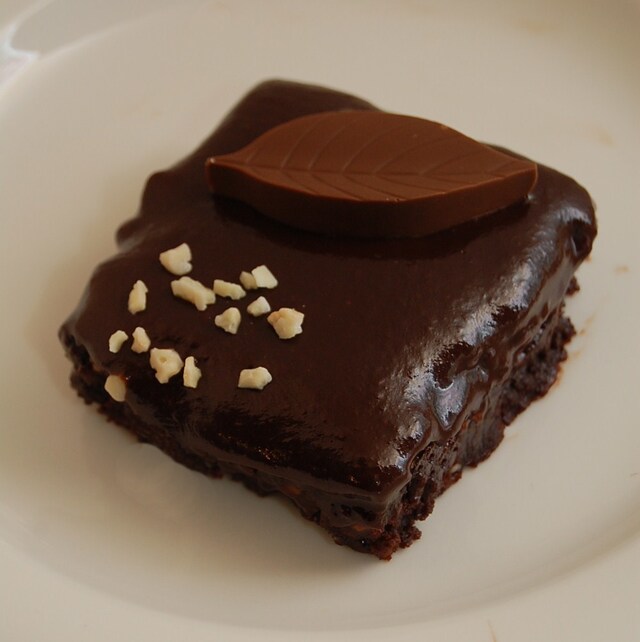 Brownies med nötter & vit choklad