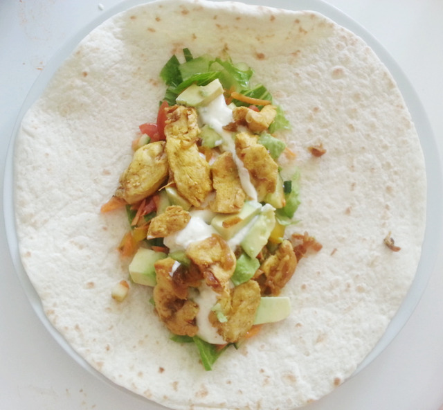 RECEPT: hemmagjorda wraps med strimlad kycklingfilé, lök, grönsaker, dressing och mango chutney-röra