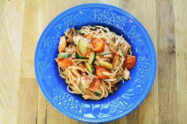 Enkel pasta i tomatsås med kyckling och grönsaker