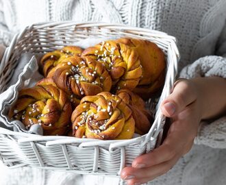 Vanilj- & saffransbullar sötade med dadlar och agavesirap