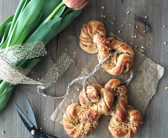 Buttery cardamom buns with hazelnut crunch ~ Smöriga kardemumma kringlor med hasselnötskrokant