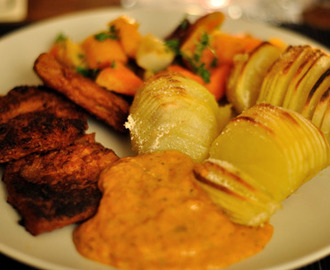 Välmarinerade soyafiléer med hasselbackspotatis, ugnsbakade rotsaker och sås på rostad paprika