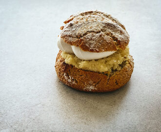 Hembakad semla med mandelmjöl, mandelmassa och kokosgrädde