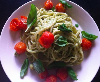 Pasta med pumpafrö- och hasselnötspesto