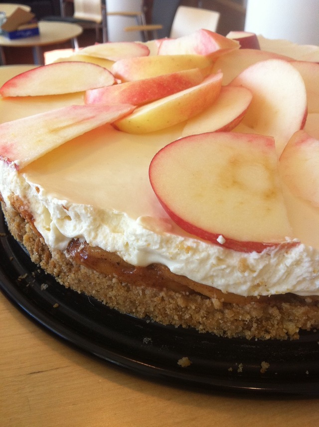 Cheesecake med kanelstekta äpplen