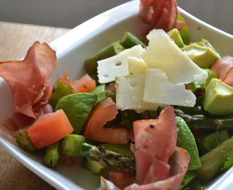 Avocadosallad med sparris och lufttorkad skinka