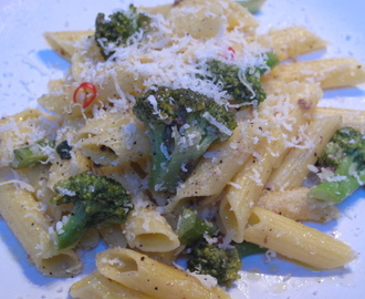 Pasta med broccoli, sardeller och chili