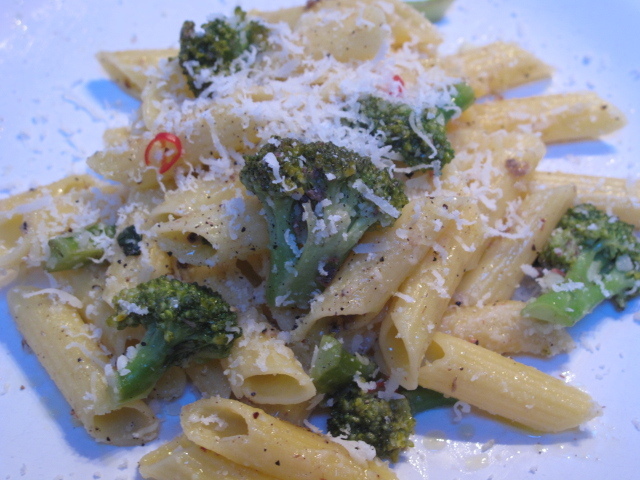 Pasta med broccoli, sardeller och chili