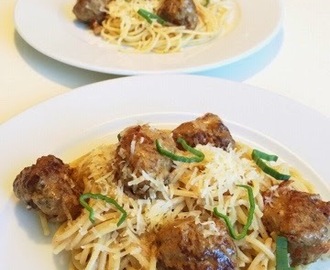 Spagetti med fetaost och tomatfyllda köttbullar i en krämig sås