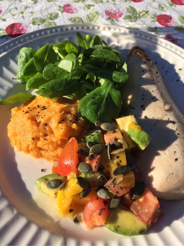 Ljuvlig sommarmiddag: kyckling med sötpotatismos och het salsa på avocado och mango