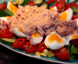 Tonfisk och äggsallad med chilidressing