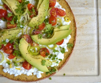 Low carb flatbread "pizza" med keso, avokado och tomat