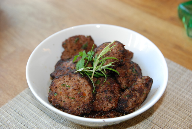 Lammfärsbiffar med rödvinssky, sallad och ugnsrostade potatisskivor