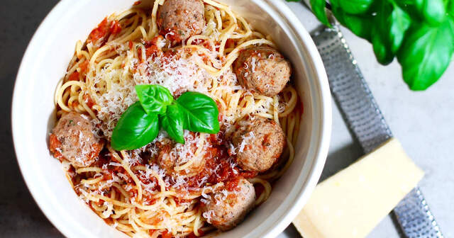 Italienska köttbullar i tomatsås med spaghetti