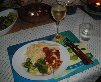 Grekisk fiskgratäng med ugnsrostad broccoli och ris