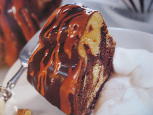 Marmorerad kaka med chokladglasyr