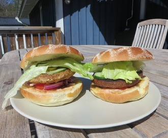 Vegetariska burgare i strålande sol