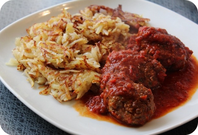 Färsbiffar i tomatsås med potatiskaka, enkel lösning i frånvaro av matlagarlusta