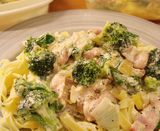 Tagliatelle med bacon och broccoli