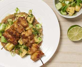 Kyckling satay med ananas och myntasallad