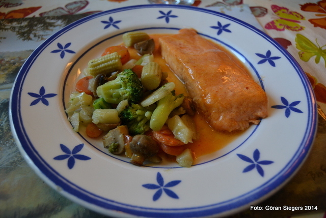 Röd currylax med wokade grönsaker