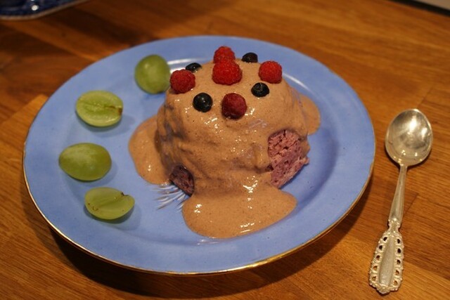 Smultrons mugcake med varm päron fyllning samt choklad & jordnötssås!