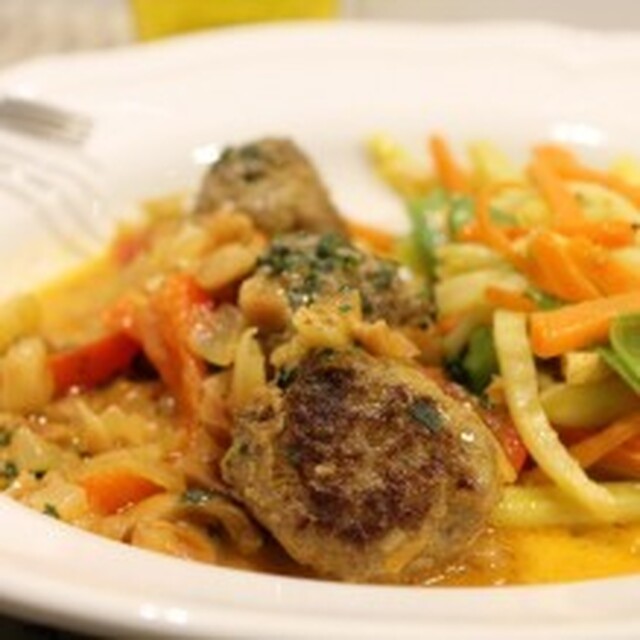 Thaiköttbullar med jordnötssås och stekta grönsaker.