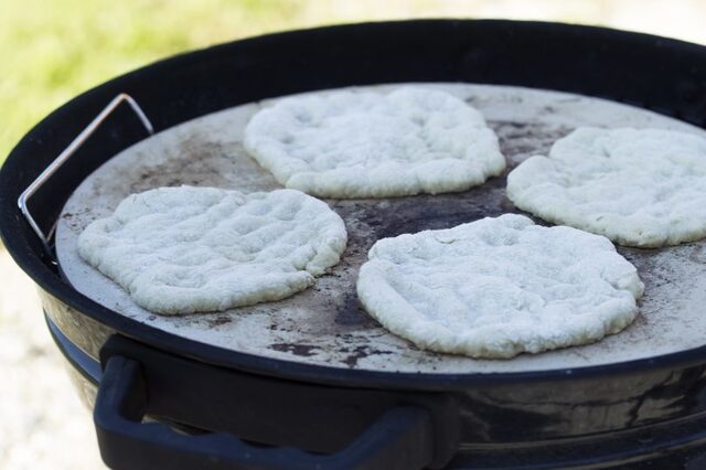 Glutenfria pitabröd på grillen