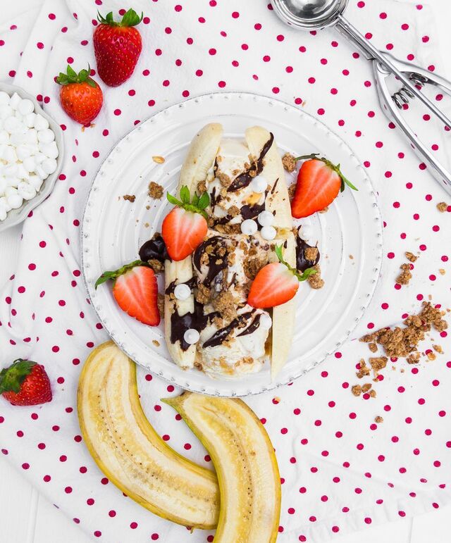 Banana split med chokladfudgesås, färska jordgubbar, maränger & cookie crumble