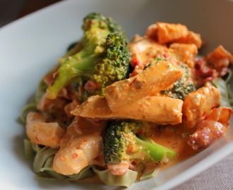 Pastasås med kyckling, bacon och broccoli