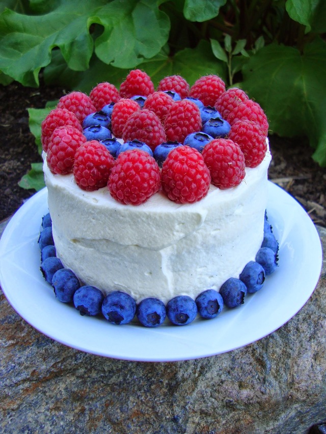 Minitårta: Vaniljtårta med hallon och blåbär