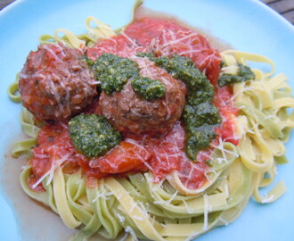 Frikadeller i tomatsås