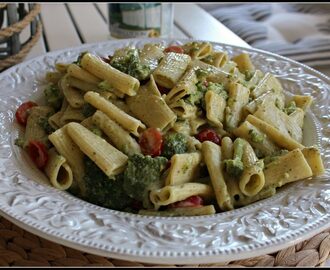 Pasta med pesto, broccoli och tomat