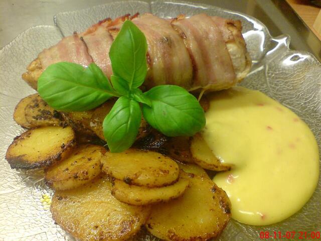Baconlindade kycklingfiléer fyllda med tomat/vitlökscreme, chiliaioli & råstekt potatis