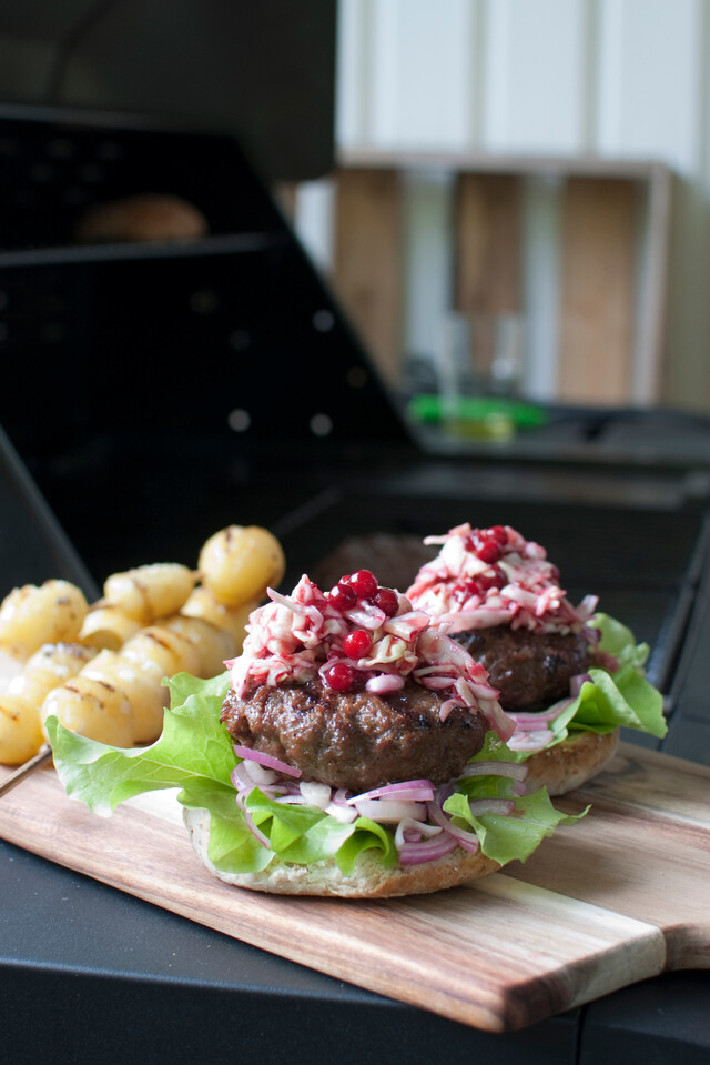 Västerbottenostfyllda hickoryburgare med ingefärs- och lingoncoleslaw och picklad rödlök