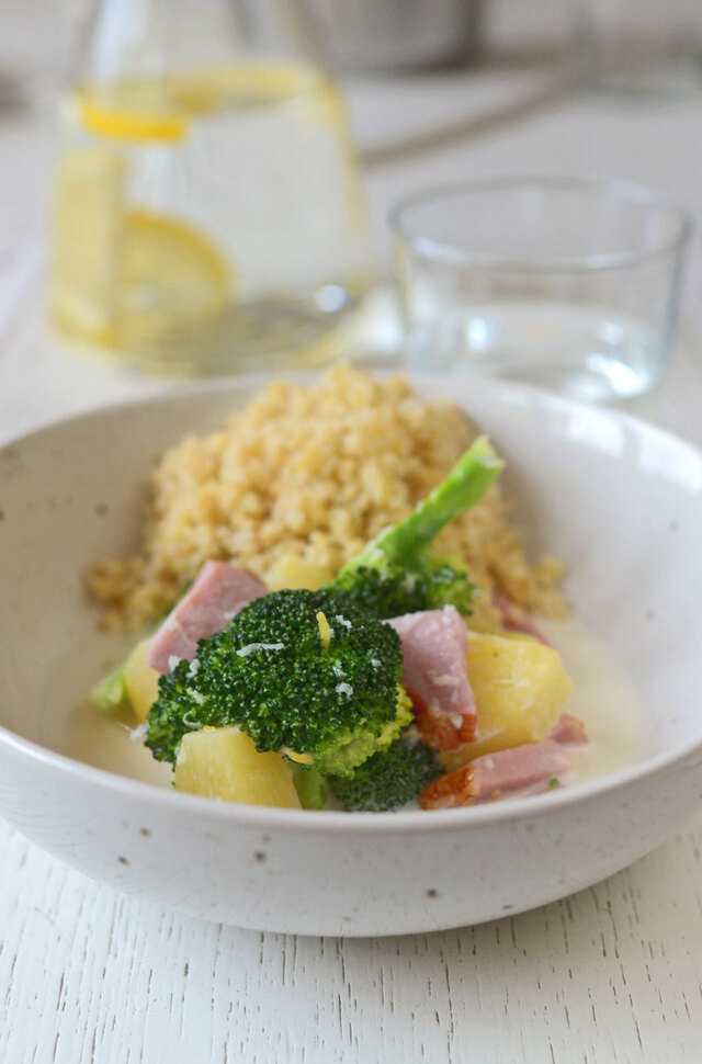 Kassler med ananas, broccoli och ingefära i kokosmjölk