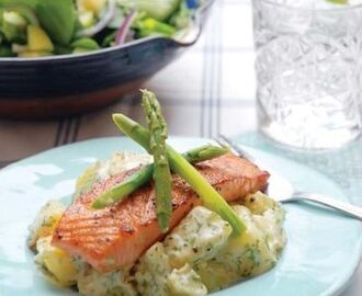 Dillstuvad potatis med stekt lax och äpplesallad